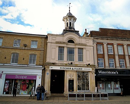 Various scenes in Doctor Foster were filmed at the Market Square in Hitchin