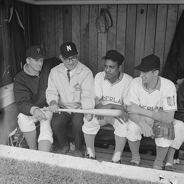 File:Honkbal Nederland tegen Belgie 12-0 Nieuwe coach Archie Allen in gesprek met en, Bestanddeelnr 915-3975.jpg