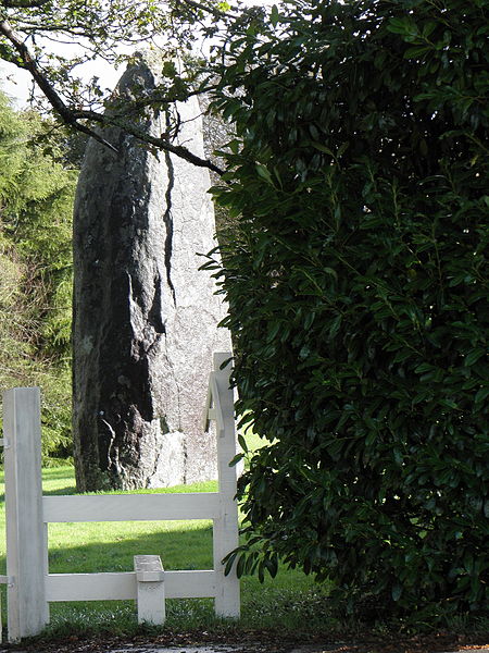 File:Huelgoat (29) Menhir du Cloître 02.JPG