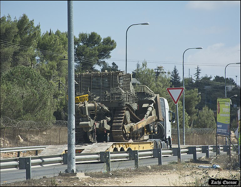 File:IDF-D9-transported-by-a-semi-trailer-IZE-0163.jpg