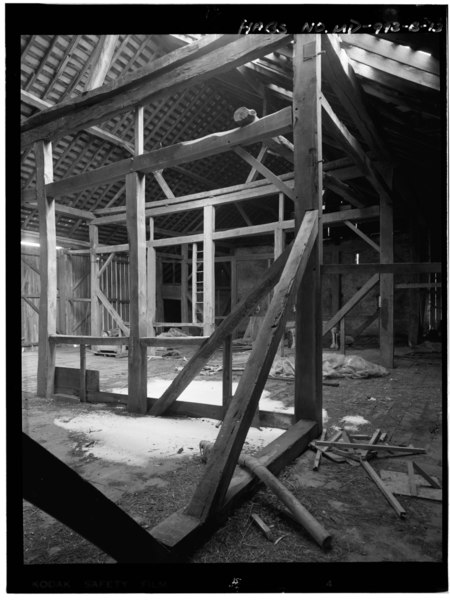 File:INTERIOR, UPPER FLOOR SHOWING FRAMING SYSTEM, NORTHEAST VIEW - Herman Farm, Barn, North side of Showalter Road, East of I-81, Hagerstown, Washington County, MD HABS MD,22-HAGTO.V,3-B-13.tif