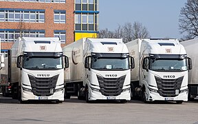 IVECO S-Way NP Lastwagen bei Edeka (2024).jpg