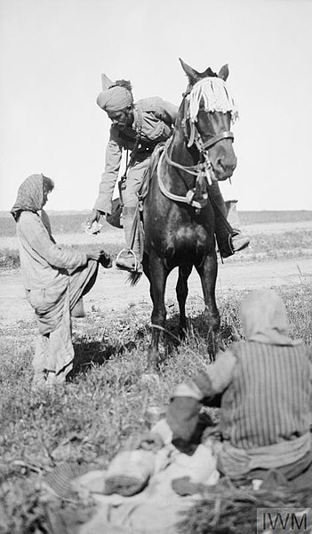 [WWI] Front du Caucase 351px-Indian_Cavalryman_shares_his_rations_with_starving_Christian_girls%2C_Mesopotamia