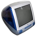 Fendeto ŝarĝante iMac G3.