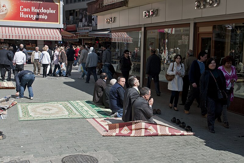 File:Izmir Shopping street in Karşıyaka 6413.jpg