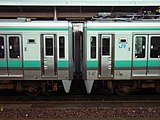 1次車（左）と3次車（右） 窓色やスカート丈に差異がある。