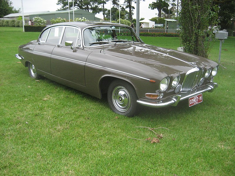 File:Jaguar 420G Saloon.jpg