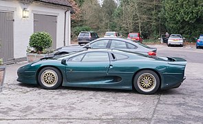 Jaguar XJ220 - side