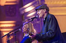 James Taylor and Jackson Browne, on joint tour, embraced by Taylor