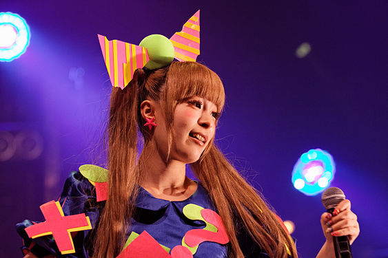 Kyary Pamyu Pamyu en concert lors de la Japan Expo le 7 juillet 2012.