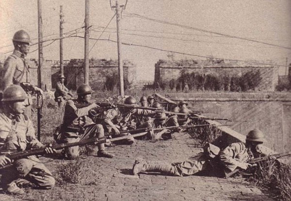 Japanese soldiers of 29th Regiment on the Mukden West Gate