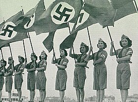 Japanese young ladies stage show for Hitlerjugend 1938.jpg