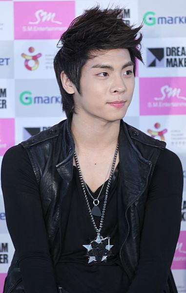 File:Jong Hyun at the SHINee World Concert Press Conference 04.jpg