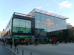 Jubilee Library kaj Jubilee Square (de Southwest), Brighton.JPG