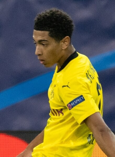 Bellingham playing for Borussia Dortmund in 2020