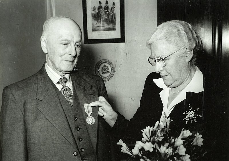 File:K. Tinholt krijgt namens H.M. de Koningin de zilveren museum penning uitgereikt door wethouder Mr. P.F.Th. Rohling, 22 dec.1952. Foto aangekocht in 1977. NL-HlmNHA 54046140.JPG