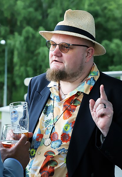 File:Karl Martin Sinijärv ajakirjanik ja luuletaja 2022.jpg