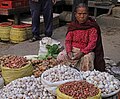 Kathmandu-Asan-54-Marktfrau-Knoblauch-Zwiebel-Ingwer-2015-gje.jpg