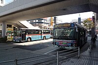 日野車といすゞ車(京急久里浜駅東口/2010年)