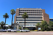 edificio de ladrillo de 8 pisos