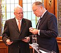 Klaus Wettig erhält von Ministerpräsident Stephan Weil am 25 Oktober 2017 das Verdienstkreuz Erster Klasse des Niedersächsischen Verdienstordens (120).jpg