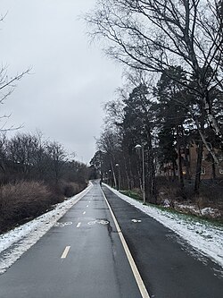 En bild på en snöröjd gång- och cykelbana i Västberga i Sverige