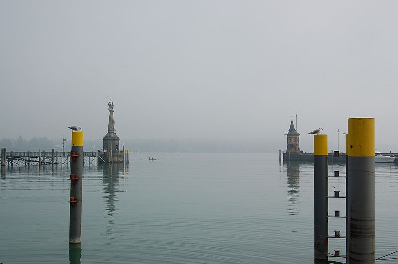 File:Konstanz - Hafeneinfahrt mit Imperia im Nebel (9501621731).jpg