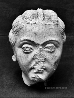 Kopf der Domitia Faustina.png