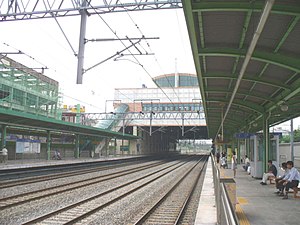 Korail Songtan Stasiun platform.jpg