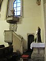 Interiér kostela, kazatelna a nad ní socha sv. Jana Křtitele. Vpravo mensa bývalého bočního oltáře.