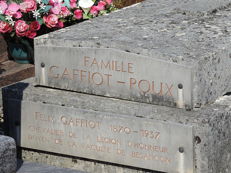 File:La tombe de Félix Gaffiot, au cimetière de Liesle, Jura.JPG