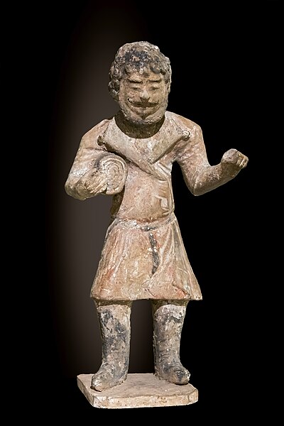 File:Labit - Mingqi - Statuette funéraire - Marchand de tissus - Dynastie Tang - Inv.76 2 1.jpg