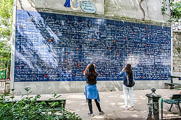 Le Mur des je t'aime à Montmartre reproduit 311 « je t'aime » en 250 langues.