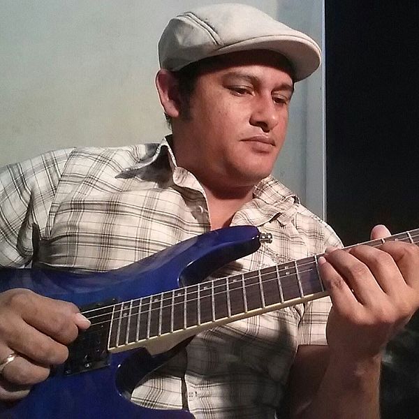 File:Leonardo- Oliveira-guitarrista.jpg