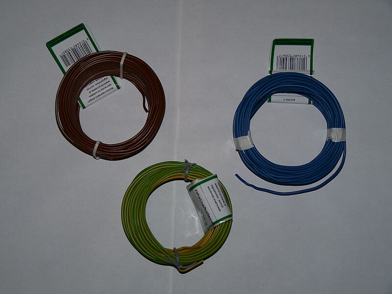 File:Linnamäe 37 - copper wires for sinle-phase circuits.JPG