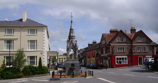 Image: Lismore Monument and Main Street   geograph.org.uk   501518