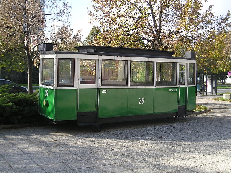 File:Ljubljana-tram car 39-side view.jpg