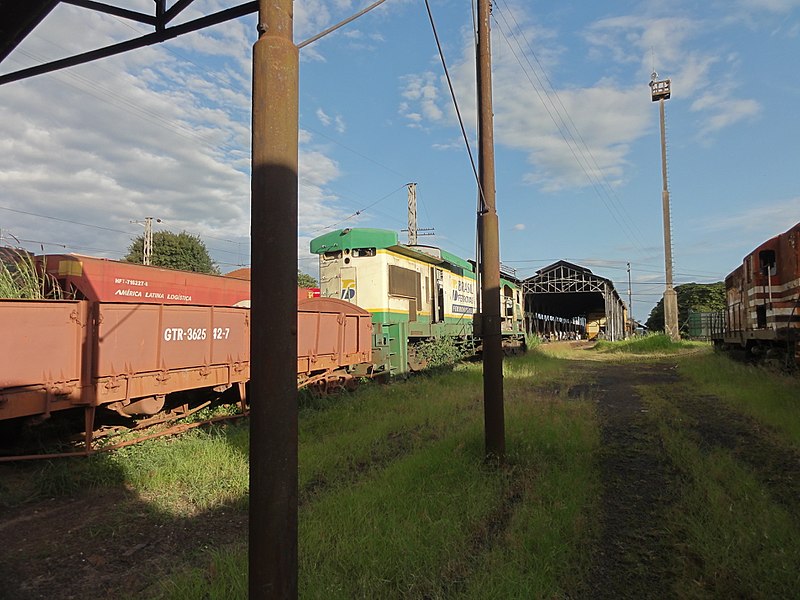 File:Locomotiva e vagão abandonados no tempo (5678455664).jpg