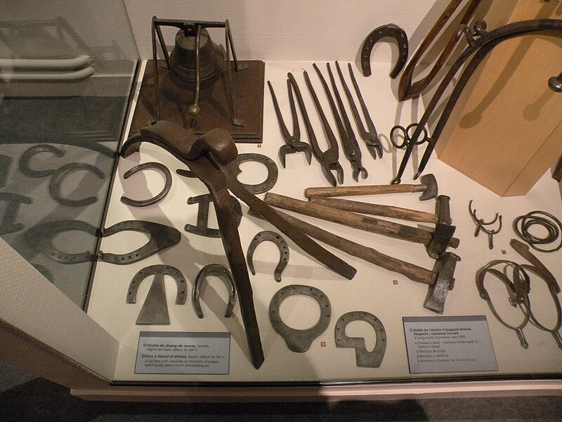 File:Logis des Gouverneurs outils et fer a cheval.JPG