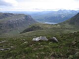 Das Coire na Sleaghaich vom Ostgrat des Slioch, im Hintergrund das Südende von Loch Maree