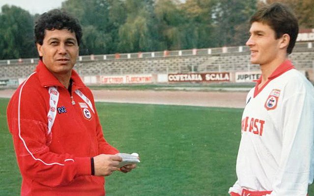 Mircea Lucescu (left) talking to Ioan Sabău (right) during his period spent at Dinamo București.