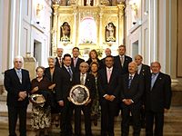 Luis Periañez, tras recibir el título de Mayordomo de Honor de manos del Cardenal de Madrid, rodeado por la Junta de Gobierno y el Concejal de Carabanchel Carlos Izquierdo