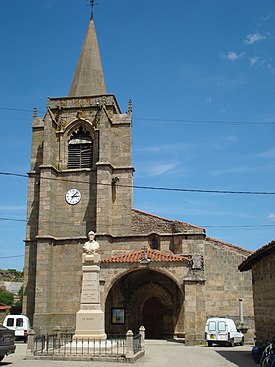 Luriecq, l'église avec sa porche et le monument aux morts.JPG