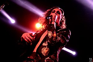 Манескиннің фронтмені Дамиано Дэвид, 2018 жылдың 7 сәуірінде Римде топпен бірге өнер көрсетеді