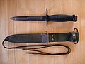 Bayonet M7 dan kelongsong M8A1 digunakan bersama rifle M16