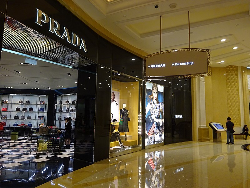 File:MC 澳門 Macau 路氹城 Cotai 四季名店 Shoppes at Four Seasons mall interior shop PRADA sign Nov-2016 DSC.jpg