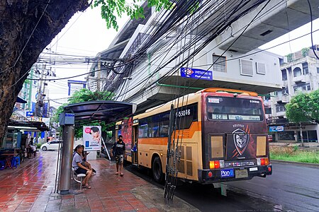 ไฟล์:MRT_Phetkasem_48_station_-_Bus_stop.jpg
