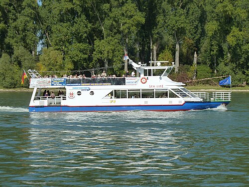 Die MS Sea Life auf dem Rhein bei Speyer