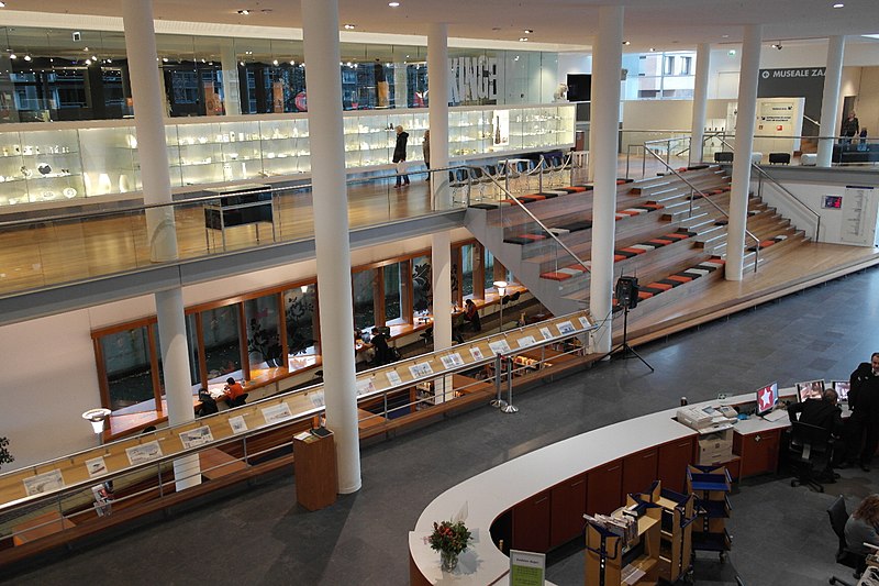 File:Maastricht, Centre Céramique, zicht op entreehal, souterrain en mezzanino vanaf cafetaria1.JPG