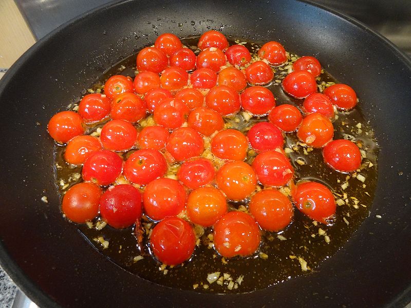 File:Making tomato sauce for pasta dish.jpg